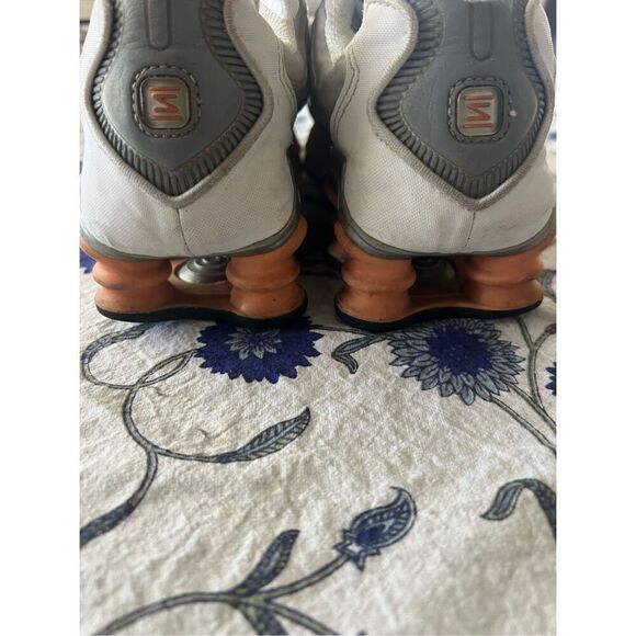 Nike Women’s Shox Orange and White Size 8- 39 - Picture 6 of 13